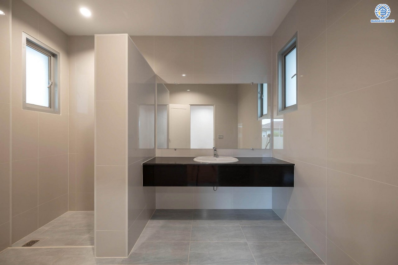 บ้านมือสองตกแต่งใหม่ โครงการ เดอะเวอรีเดียนโฮม กาญจนาภิเษก เนื้อที่กว้าง 86 ตร.ว. ฟังก์ชัน 3 ห้องนอน 3 ห้องน้ำ 1 ห้องอเนกประสงค์ 1 ห้องแม่บ้าน จอดรถได้ 4 จอด บนทำเลดี เชื่อมต่อถนนรัตนาธิเบศร์ ถนนนครอินทร์ ถนนกาญจนาภิเษก ใกล้รถไฟฟ้าสายสีม่วง "สถานีตลาดบางใหญ่" และจุดขึ้นทางด่วน "ศรีรัช"...